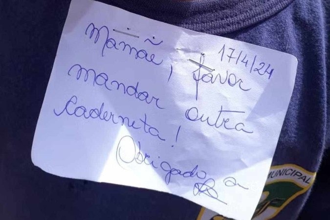 Professora é afastada por grampear bilhete em roupa de aluno