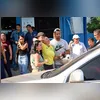 A mãe de Rhuan acompanhou o cortejo junto ao caixão, dentro do carrinho do cemitério
