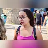 A mãe de Rhuan acompanhou o cortejo junto ao caixão, dentro do carrinho do cemitério
