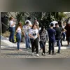 A mãe de Rhuan acompanhou o cortejo junto ao caixão, dentro do carrinho do cemitério