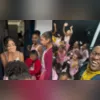 Douglas Oliveira leva o cartaz para as ruas toda semana em São Gonçalo