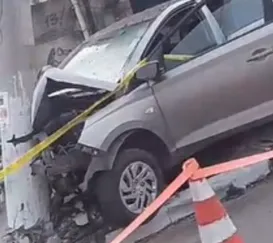 Carro colide com poste em SG e três pessoas ficam feridas