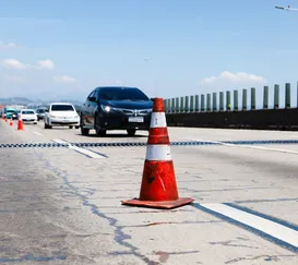 Colisão entre dois carros interdita faixa na Ponte Rio-Niterói