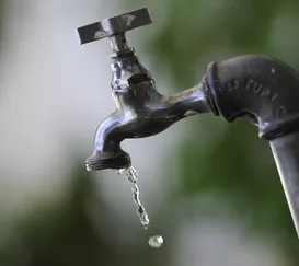 Mais de 50 bairros do Rio com água fraca após grande vazamento