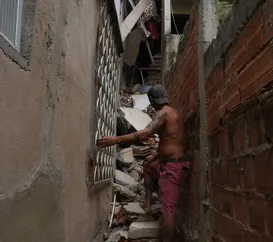 'Ouvi um estalo': vizinho narra pânico após casa desabar no Rio