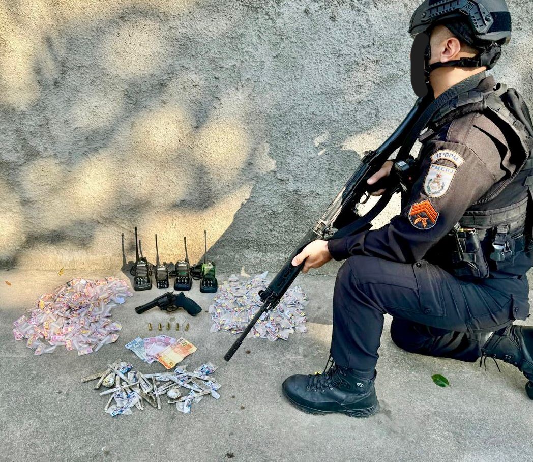 Imagem ilustrativa da imagem Criminoso tenta fugir, mas acaba preso com arma e drogas em Niterói