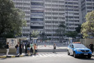 Imagem ilustrativa da imagem Após barricadas e confusão, Uerj retoma aulas no Maracanã