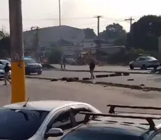 Imagem ilustrativa da imagem Bandidos usam barricada com pneus para bloquear RJ-104