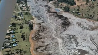 Imagem ilustrativa da imagem Barragem de condomínio de luxo rompe e fecha rodovia; vídeo