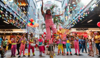 Imagem ilustrativa da imagem Bolo e parabéns em dia de festa no Mercado Municipal de Niterói