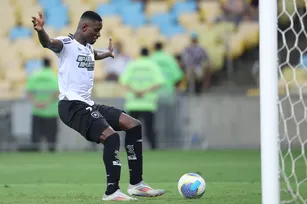 Imagem ilustrativa da imagem Botafogo vence o Fluminense e dispara na liderança do Brasileirão