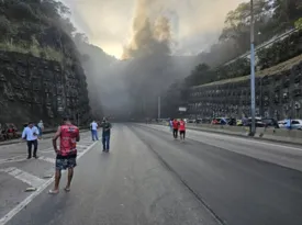 Imagem ilustrativa da imagem Caminhão pega fogo, interdita túnel e causa correria no Rio; vídeo