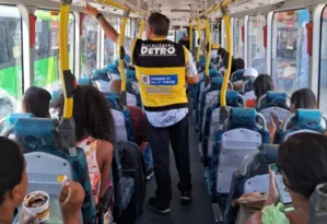 Imagem ilustrativa da imagem Campanha chama atenção de quem finge que dorme nos ônibus