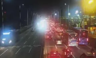 Imagem ilustrativa da imagem Carro capota na Ponte Rio-Niterói e deixa trânsito parado