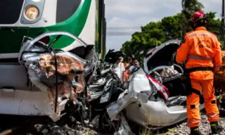 Imagem ilustrativa da imagem Carro com cinco ocupantes bate em VLT, e três morrem