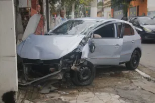 Imagem ilustrativa da imagem Carro derruba muro de casa e tem motor arrancado em Niterói