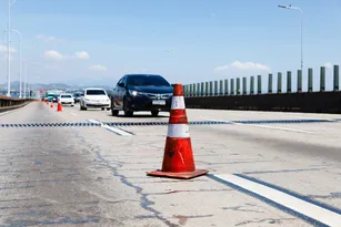 Imagem ilustrativa da imagem Colisão entre dois carros interdita faixa na Ponte Rio-Niterói