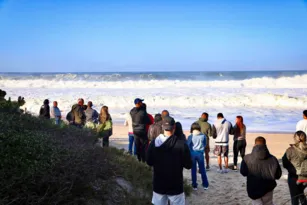 Imagem ilustrativa da imagem Com mar agitado e muito frio, surfistas chegam cedo em Itacoatiara