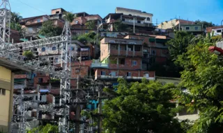 Imagem ilustrativa da imagem Criminoso é preso com fuzil e drogas na Zona Sul de Niterói