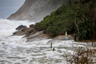 Imagem ilustrativa da imagem Curiosos se arriscam na beira de mar agitado em Itacoatiara