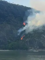 Imagem ilustrativa da imagem Desespero em Niterói: fogo se espalha em Itaipu e chega a Itaipuaçu