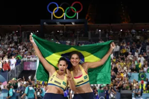 Imagem ilustrativa da imagem É ouro! Brasileiras do vôlei de praia feminino vencem em Paris