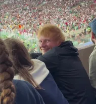 Imagem ilustrativa da imagem Ed Sheeran distribui simpatia em jogo do Fluzão no Maracanã; vídeo