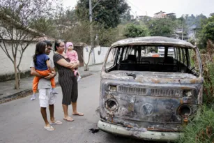 Imagem ilustrativa da imagem Família se desespera após kombi ser destruída por fogo em SG