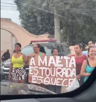 Imagem ilustrativa da imagem Fãs se aglomeram em frente ao presídio onde está Deolane; vídeo