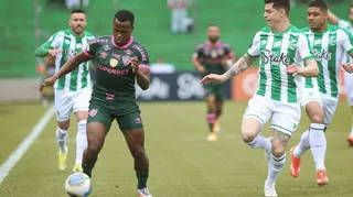 Imagem ilustrativa da imagem Fluminense perde de virada e se complica no Brasileirão