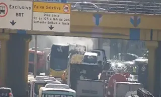 Imagem ilustrativa da imagem Incêndio em ônibus causa pânico na Avenida Brasil; vídeo