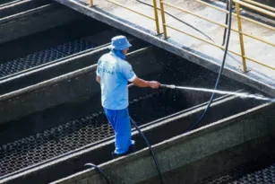 Imagem ilustrativa da imagem Fornecimento de água é cortado e afeta cidades do Rio; veja quais