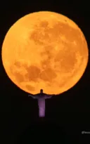 Imagem ilustrativa da imagem Fotógrafo de Niterói encanta web com Cristo 'segurando' a lua