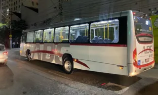 Imagem ilustrativa da imagem Fumaça toma ônibus e passageiros quebram vidros em Niterói; vídeo