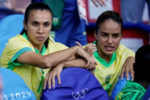 Imagem ilustrativa da imagem Futebol feminino perde final para os EUA e é prata em Paris