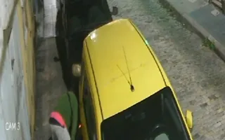 Imagem ilustrativa da imagem Homem bota fogo em carro estacionado e foge em seguida; vídeo