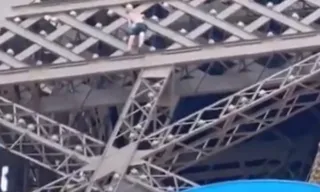 Imagem ilustrativa da imagem Homem é preso por escalar a Torre Eiffel, em Paris; vídeo