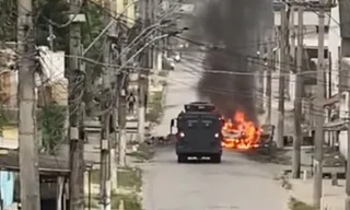 Imagem ilustrativa da imagem Imagens de guerra em SG: Salgueiro tem Caveirão e barricadas