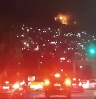 Imagem ilustrativa da imagem Incêndio de grandes proporções chega perto de casas em Niterói