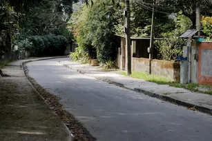 Imagem ilustrativa da imagem Invasão de casas muda rotina de moradores em São Gonçalo