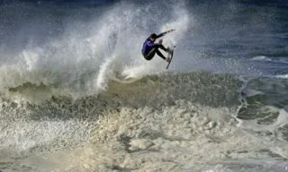 Imagem ilustrativa da imagem Lucas Chumbo e Pedro Scooby em campeonato de surfe em Niterói