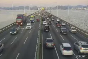 Imagem ilustrativa da imagem Mais um! Queda de moto interdita duas faixas na Ponte Rio-Niterói