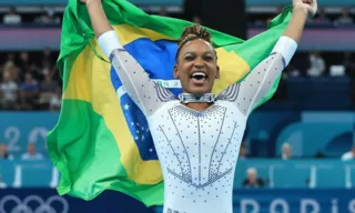 Imagem ilustrativa da imagem Mais uma! Rebeca Andrade conquista prata no salto na Olimpíada