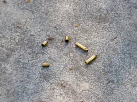Imagem ilustrativa da imagem Marcas do horror: cenário de guerra após ataque em praça no Rio