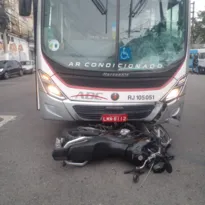 Imagem ilustrativa da imagem Moto e ônibus se chocam e homem fica ferido em Niterói