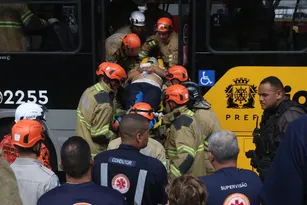 Imagem ilustrativa da imagem Motorista do BRT fica 3 horas preso às ferragens e gritando de dor