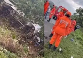 Imagem ilustrativa da imagem Ônibus cai de ribanceira, mata quatro pessoas e deixa feridos