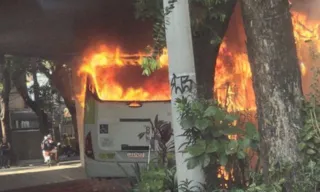 Imagem ilustrativa da imagem Ônibus pega fogo e assusta na Zona Norte do Rio