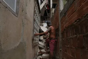 Imagem ilustrativa da imagem 'Ouvi um estalo': vizinho narra pânico após casa desabar no Rio