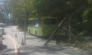 Imagem ilustrativa da imagem Parou! Ônibus derruba poste e interdita via em Niterói